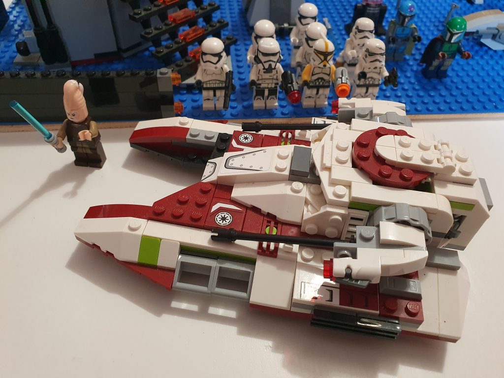 Carro armato Lego Star Wars con il simbolo della Repubblica Galattica