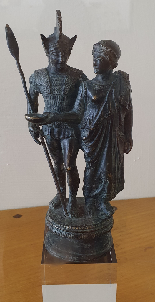Statua di guerriero e di donna da Kainua